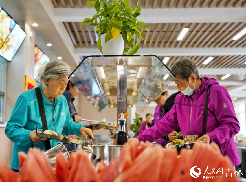 老年食堂宽敞明亮。人民网记者 李洋摄