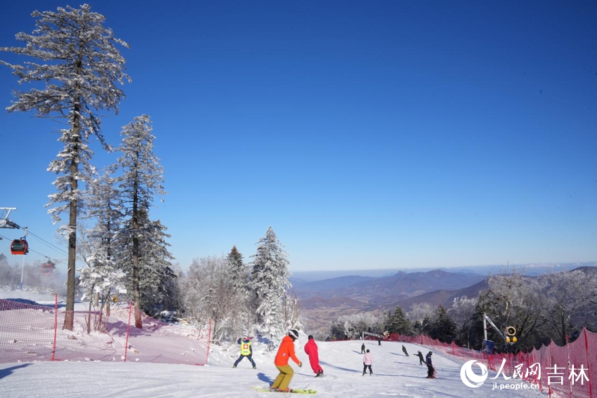 2024—2025雪季，吉林大地热雪沸腾。人民网记者李洋摄