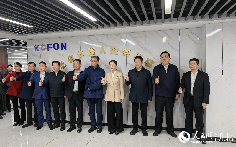 湖北省机器人控制与驱动技术创新中心在武汉市黄冈（光谷）离岸科创中心挂牌。人民网记者 郭婷婷摄