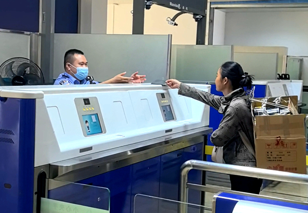 旅客经旅检通道快速通关。庞春妮摄