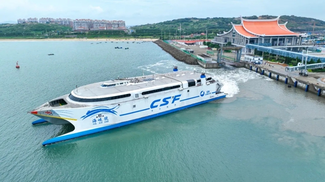 满载货物的“海峡号”驶离平潭澳前客运滚装码头