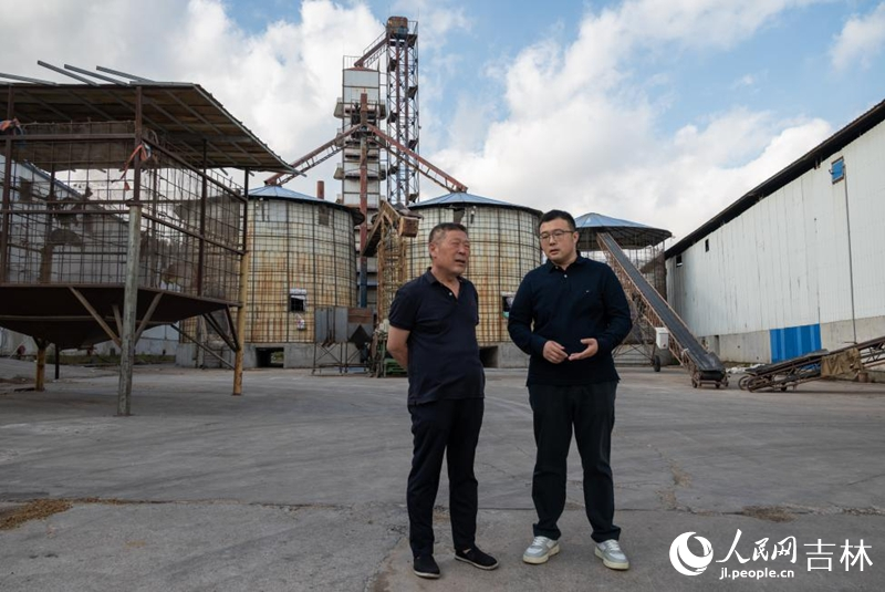 农行工作人员向葆禾农业介绍贷款业务。