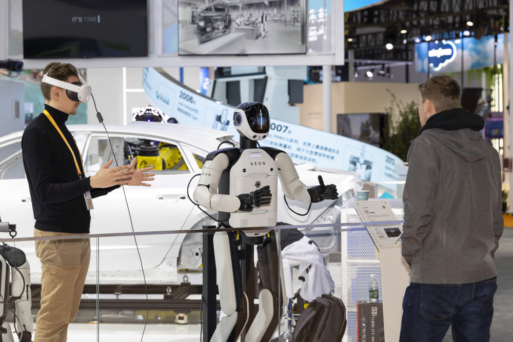 11月4日，工作人员在第八届进博会技术装备展区调试机器人。新华社记者 王翔 摄