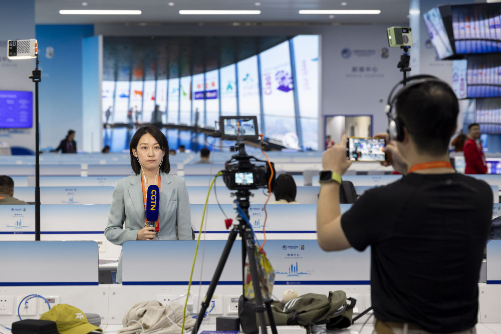 11月4日，媒体记者在第八届进博会新闻中心媒体工作间录制出镜视频。新华社记者 王翔 摄