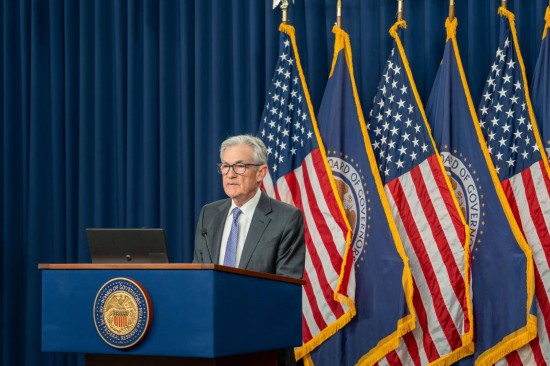 12月10日,在美国首都华盛顿,美国联邦储备委员会主席鲍威尔出席记者会。新华社发(李源清摄)