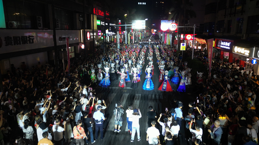 2025贵州荔波气排球文化旅游季暨第十二届全民气排球系列赛事在荔波县盛大开幕。千人巡游展风采,万人共享荔波狂欢夜。