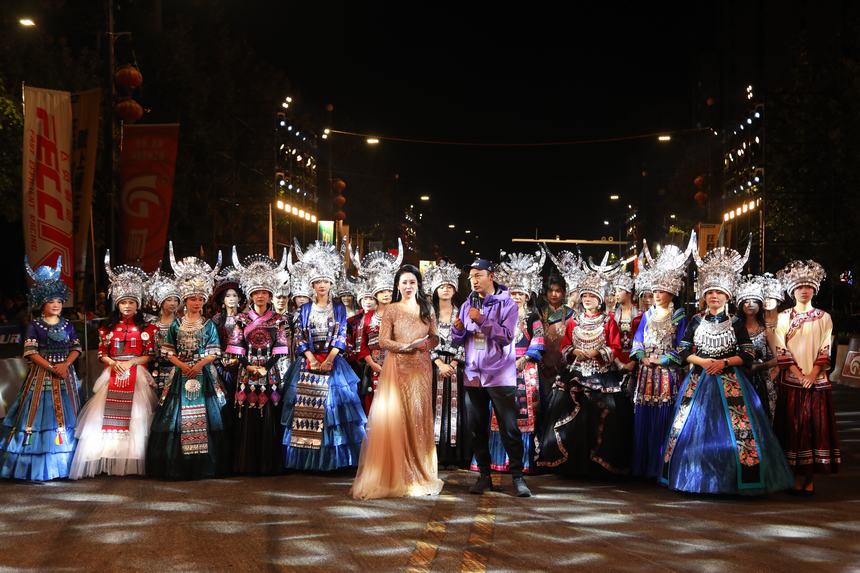 2025贵州•黔南汽车巡游大会(荔波站)和2025贵州·黔南“世遗征途·森氧驰行”“村GT”超级体育之夜在荔波燃情开启。