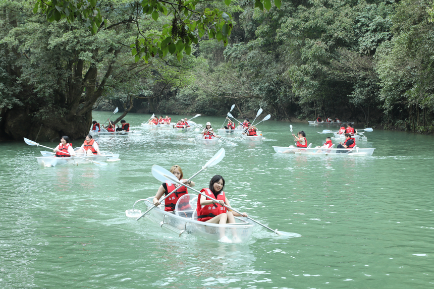 游客在鸳鸯湖划透明船。